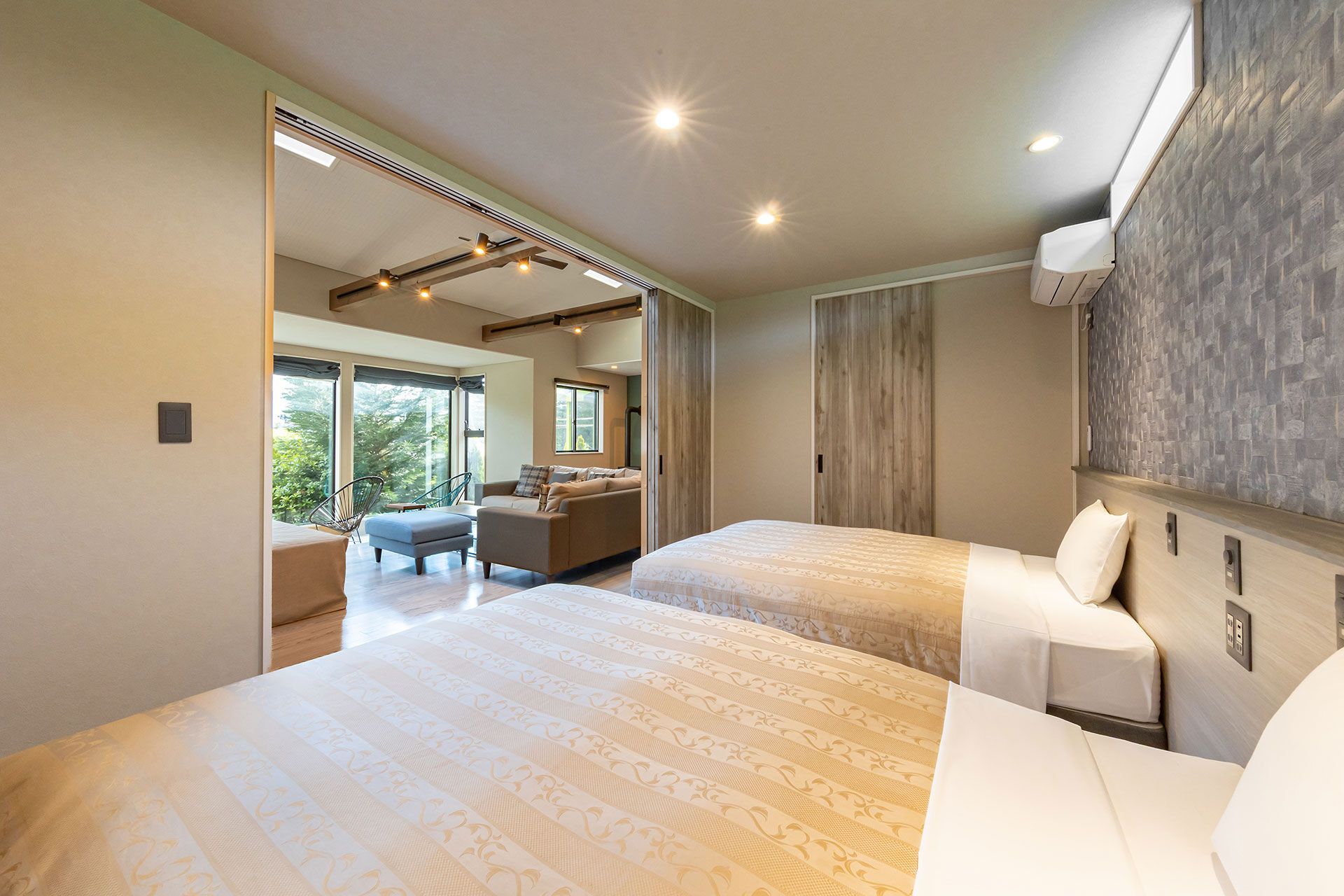 SPACES & AMBIANCE