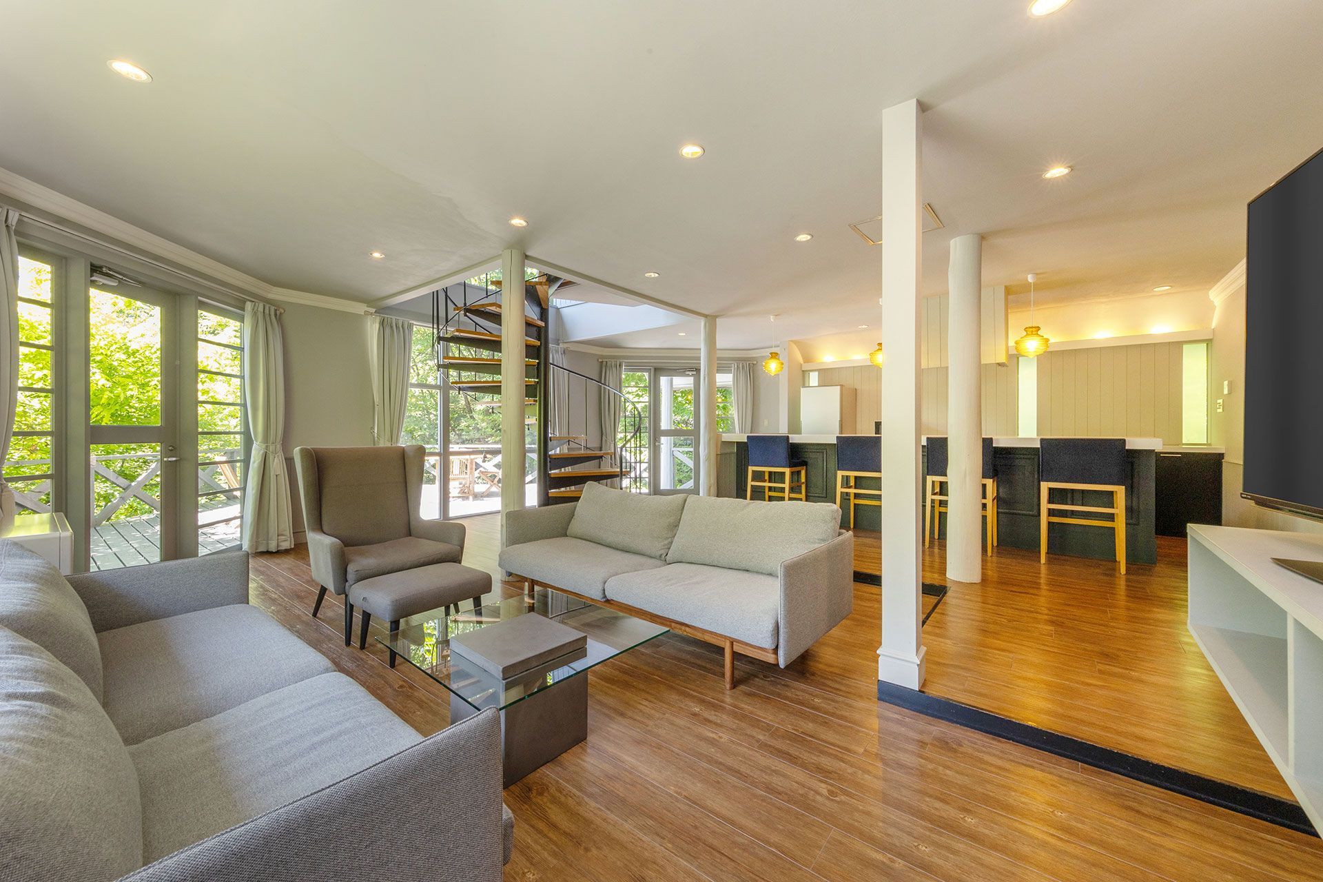 SPACES & AMBIANCE