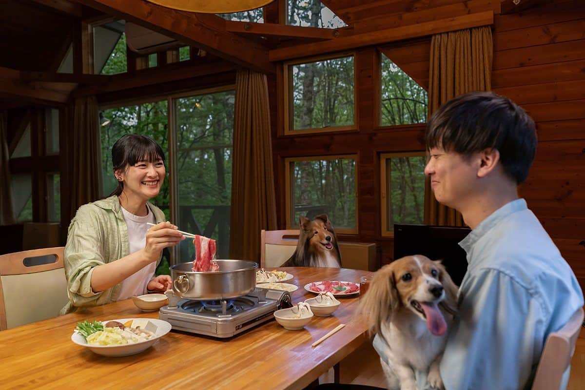 <p><span><strong>コテージだから周りを気にせず食事も愛犬と一緒</strong></span></p>