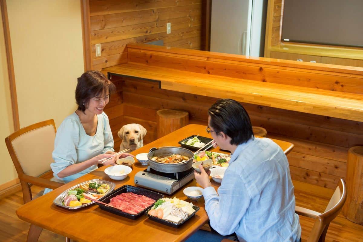 <p><span><strong>ケータリングサービスで場所を変えることなく愛犬と食事ができる</strong></span></p>