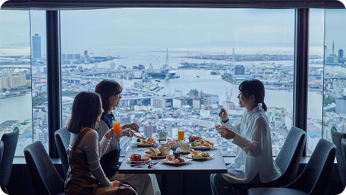 朝食も景色を眺めながら！80種類以上の豊富なお料理をご用意。ライブキッチンでは出来立てフレンチトーストも♪