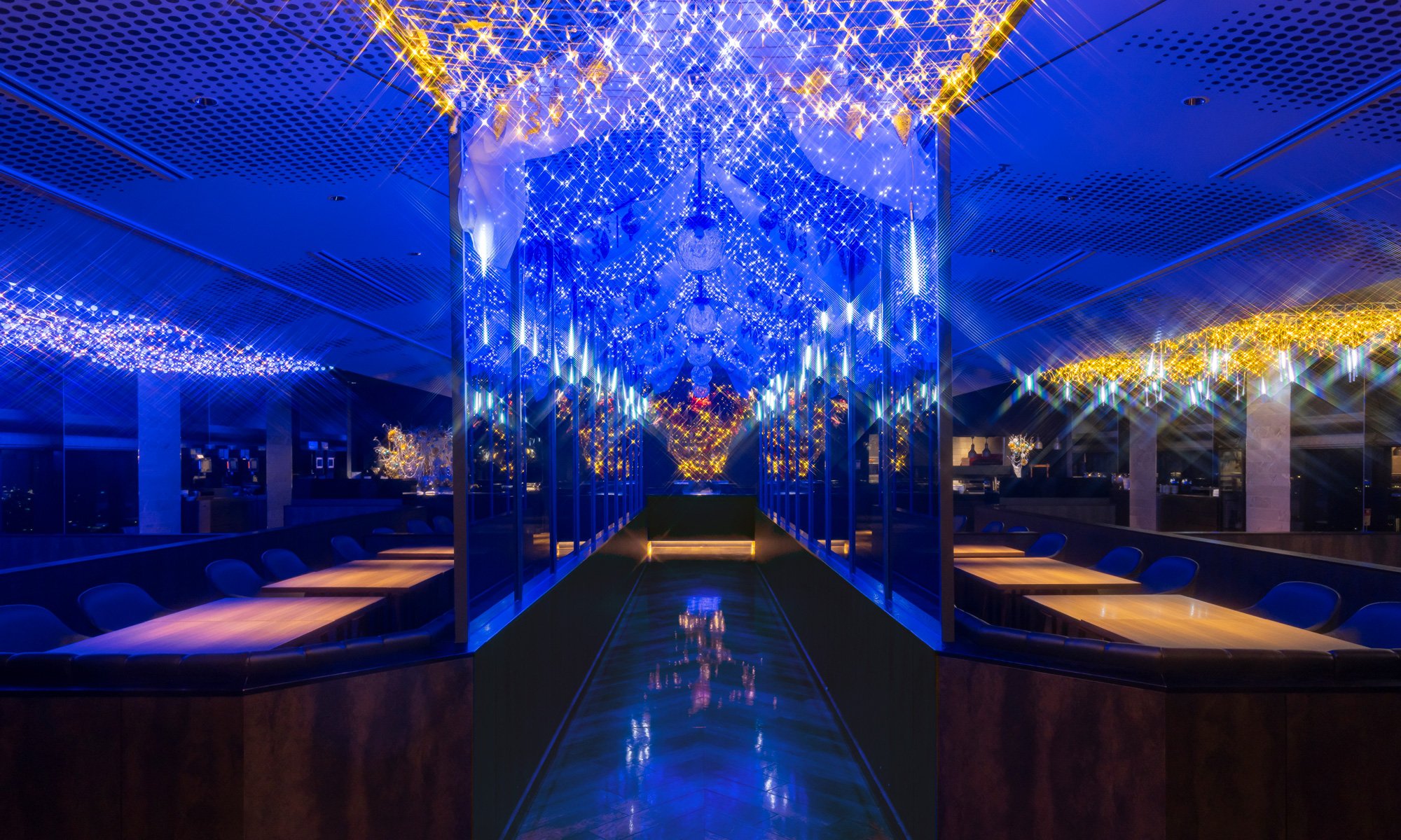 新名所誕生！地上200mに煌めく1万球のイルミネーション・宝石のように