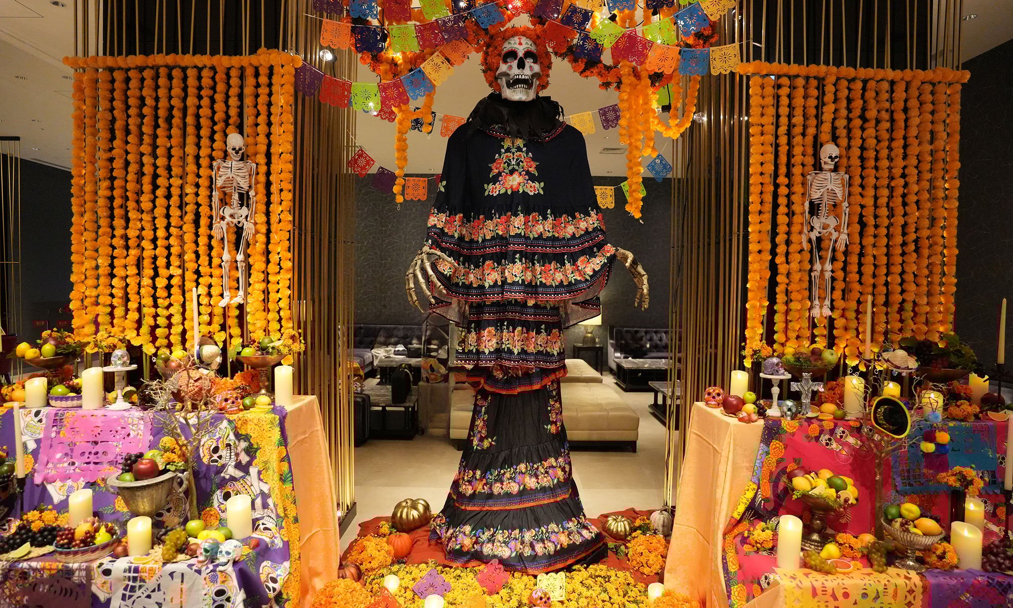 圧巻の3m！巨大カラベラがロビー彩るハロウィン装飾 スカイビュッフェ