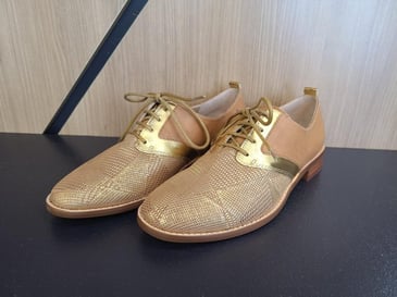 EMILIE KARSTON SOULIER EN CUIR BRUN AVEC BANDE OR Specialites Feminines et Masculines