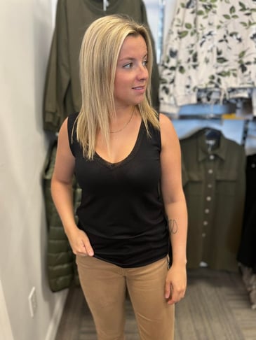 CREAM CAMISOLE COL EN V AVEC DENTELLE