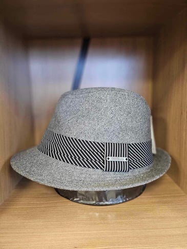 CROWN CAP CHAPEAU AVEC BANDE NOIR RAYÉ