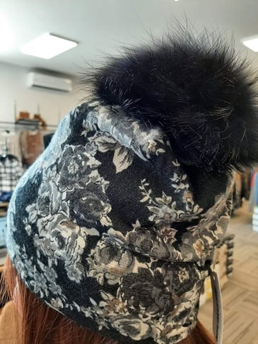 LAFLEUR TUQUE MI-SAISON NOIR FLEURI GRIS ET BEIGE POMPON NOIR