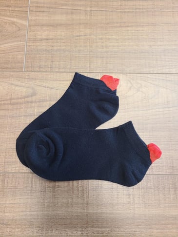 AXELLE CHAUSSETTES COURTES NOIRES AVEC COEUR ROUGE AU DERRIERE DE LA CHEVILLE