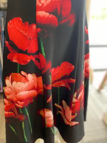 JOSEPH RIBKOFF ROBE NOIRE TAILLE CEINTRÉE BAS ÉVASÉ FLEUR ROUGE