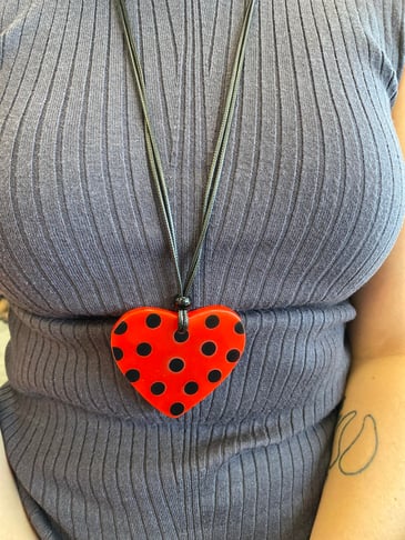 TOM & EVA collier coeur avec motif