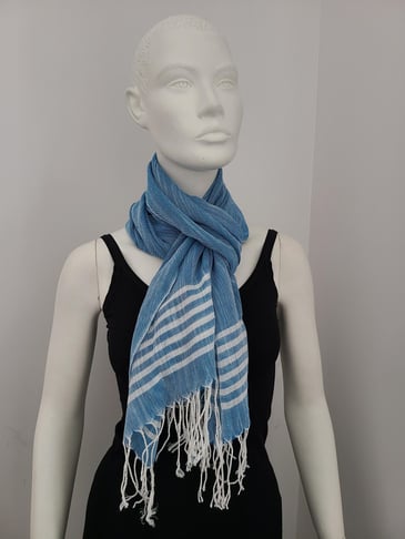 DI FIRENZÉ FOULARD D'ÉTÉ BLEU DÉLAVÉ RAYÉ BLANC CASSÉ AVEC FRANGE