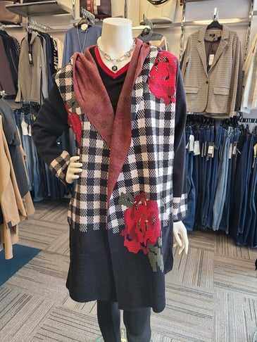 SPANNER CARDIGAN À MANCHE LONGUE SANS ATTACHE AVEC CAPUCHON CARREAUTÉ AVEC DES ROSES
