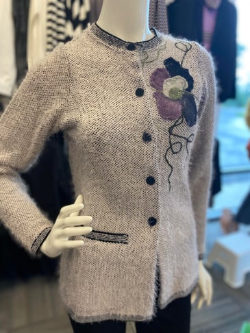 VITESI VESTE MI LONGUE AVEC BOUTONS GROSSE FLEUR POILU