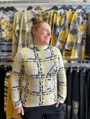 RABE TRICOT COL MONTANT AVEC MOTIF NOIR JAUNE