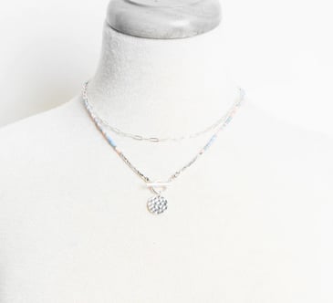 CARACOL COLLIER MULTI RANGS PASTILLE FINI MARTELÉ