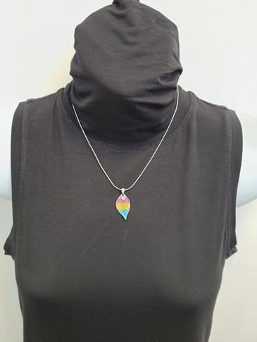 AXELLE COLLIER COURT AVEC PENDENTIF FEUILLE MULTICOLORE