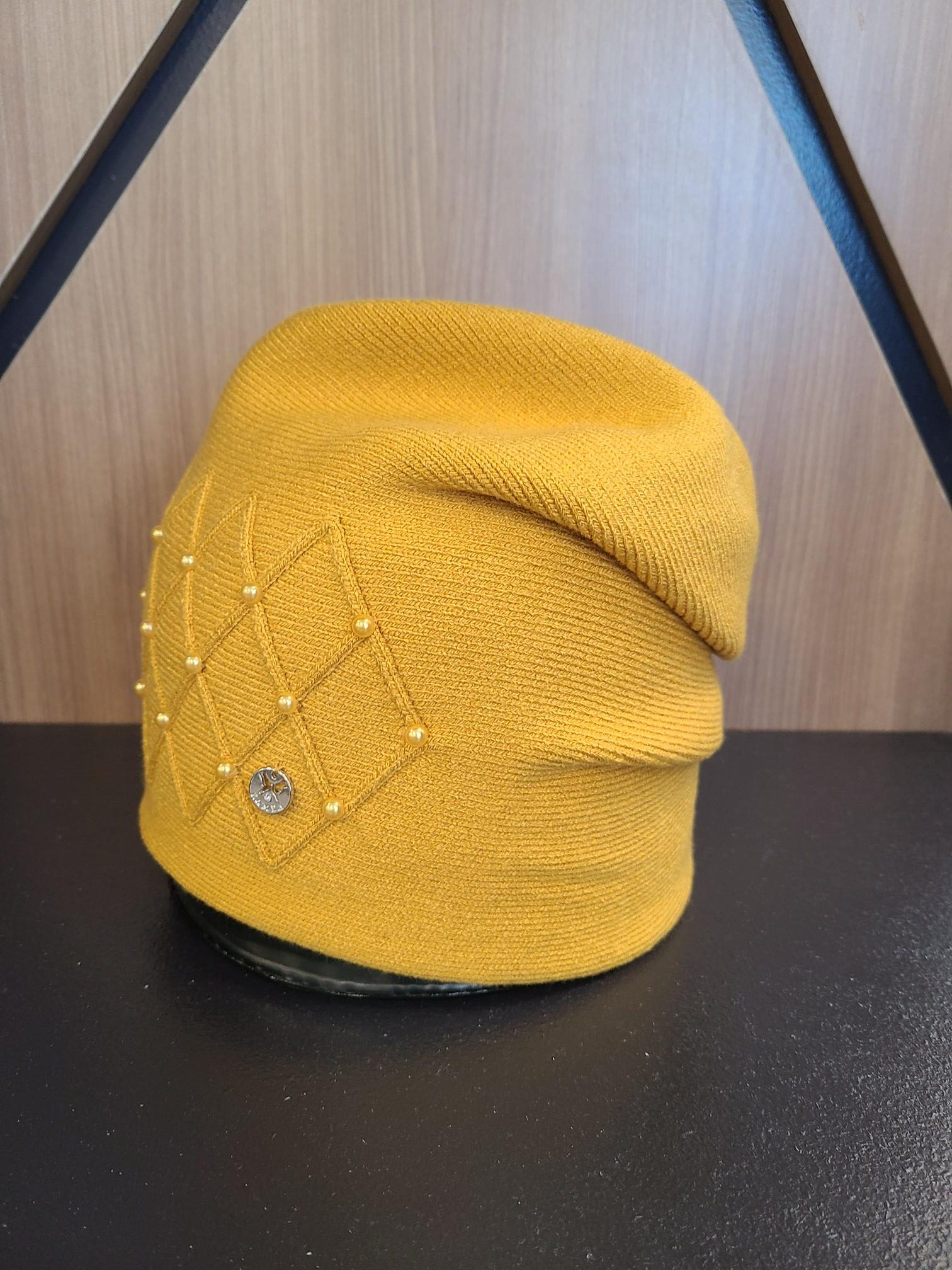 KAMEA TUQUE EN TRICOT DÉTAIL DEVANT AVEC PERLES TON SUR TON ET PLISSÉ DERRIÈRE - MOUTARDE, TAILLE UNIQUE