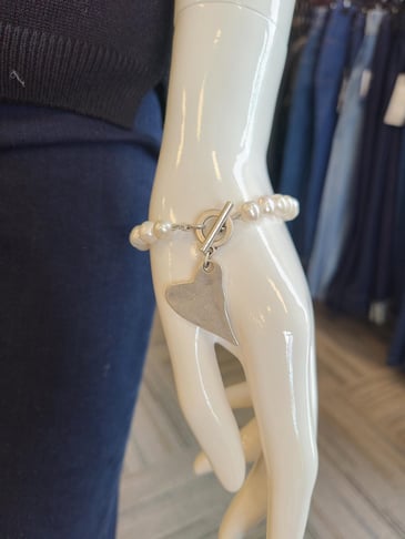 SAZZU BRACELET EN FAUSSE PERLE FERMOIR EN T AVEC PENDENTIF COEUR