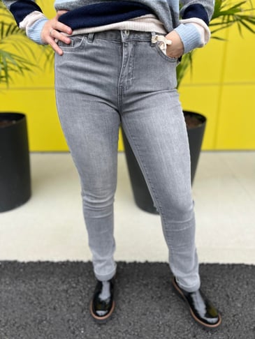 CHARLIE B JEANS GRIS DOUX