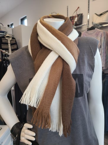 YEST FOULARD EN TRICOT BRUN PÂLE, BRUN FONCÉ ET CRÈME AVEC FRANGE