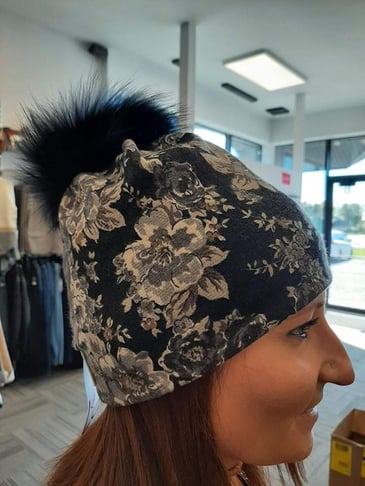 LAFLEUR TUQUE MI-SAISON NOIR FLEURI GRIS ET BEIGE POMPON NOIR