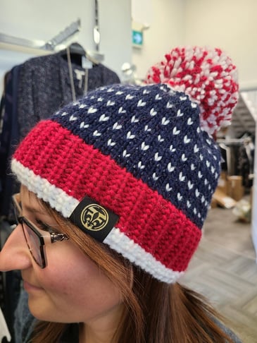 FURLUX TUQUE EN TRICOT MARINE, BLANC ET ROUGE AVEC POMPON EN