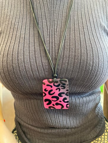TOM & EVA COLLIER AVEC RECTANGLE LEOPARD