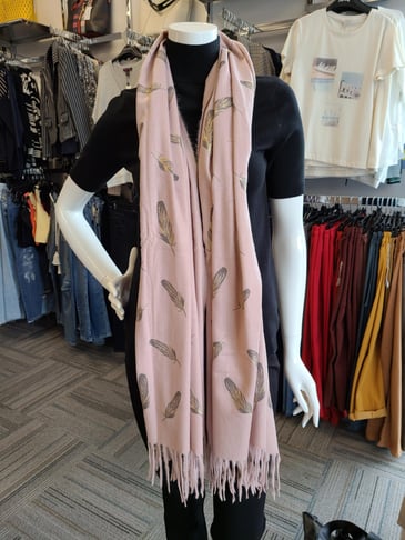 DI FIRENZÉ FOULARD RECTANGULAIRE ROSE PÂLE MOTIF PLUME OR AVEC FRANGES