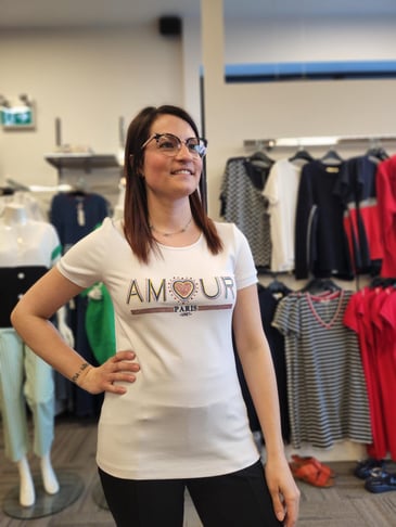 TRICOTTO CHANDAIL À MANCHE COURTE COL ROND ÉCRIT "AMOUR" DEVANT