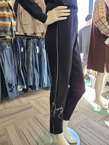 NESS PANTALON DECONTRACTE NOIR AVEC LIGNE BLANCHE COTE AVEC CHAT Specialites Feminines et Masculines
