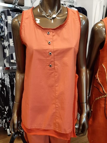 TARA VAO HAUT SANS MANCHE COL ROND AVEC BOUTONS DÉCORATIFS ORANGE BRÛLÉ