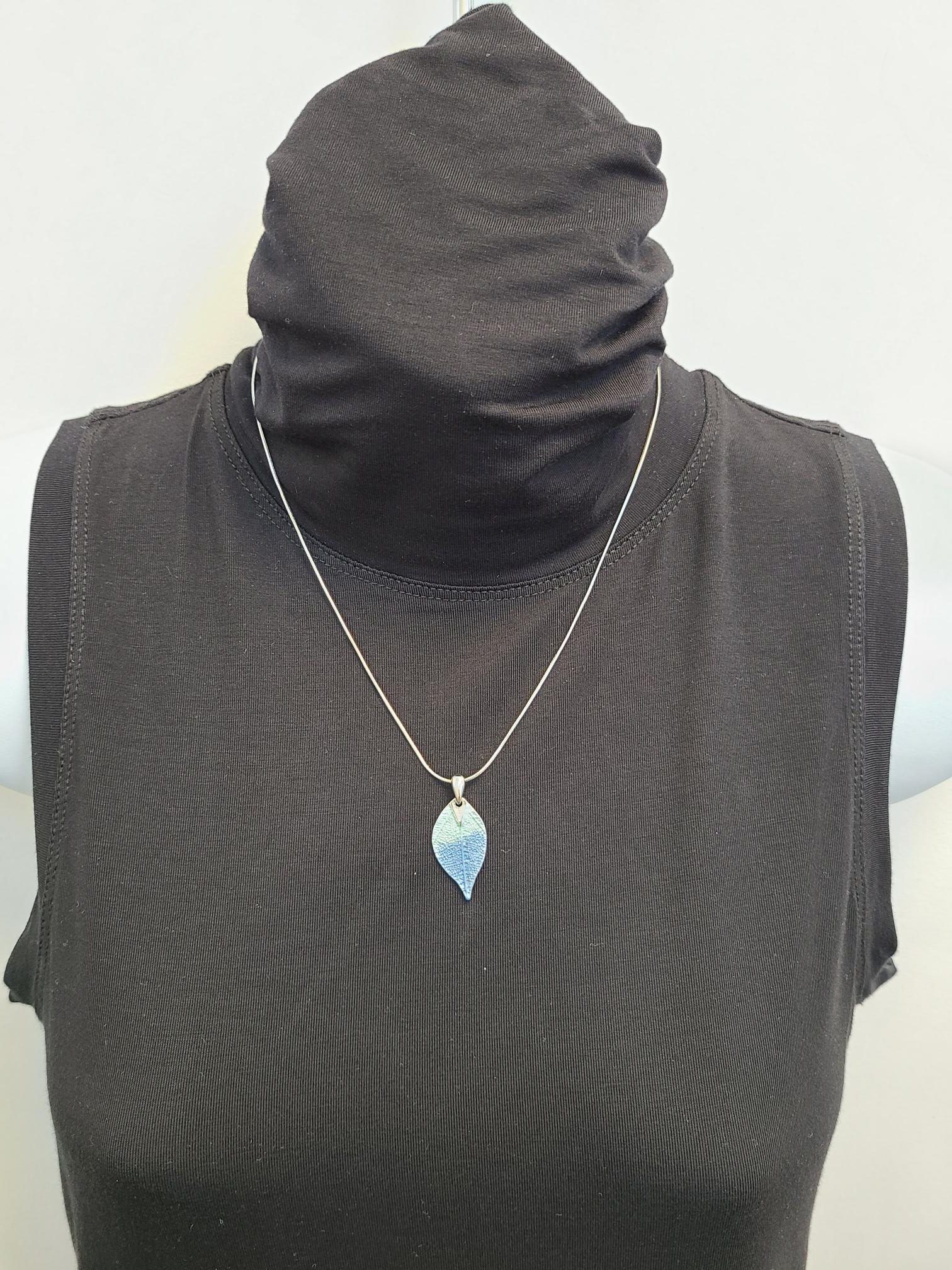 AXELLE COLLIER COURT AVEC PENDENTIF FEUILLE BLEUE
