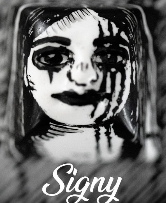 Gorey Girls: Signy