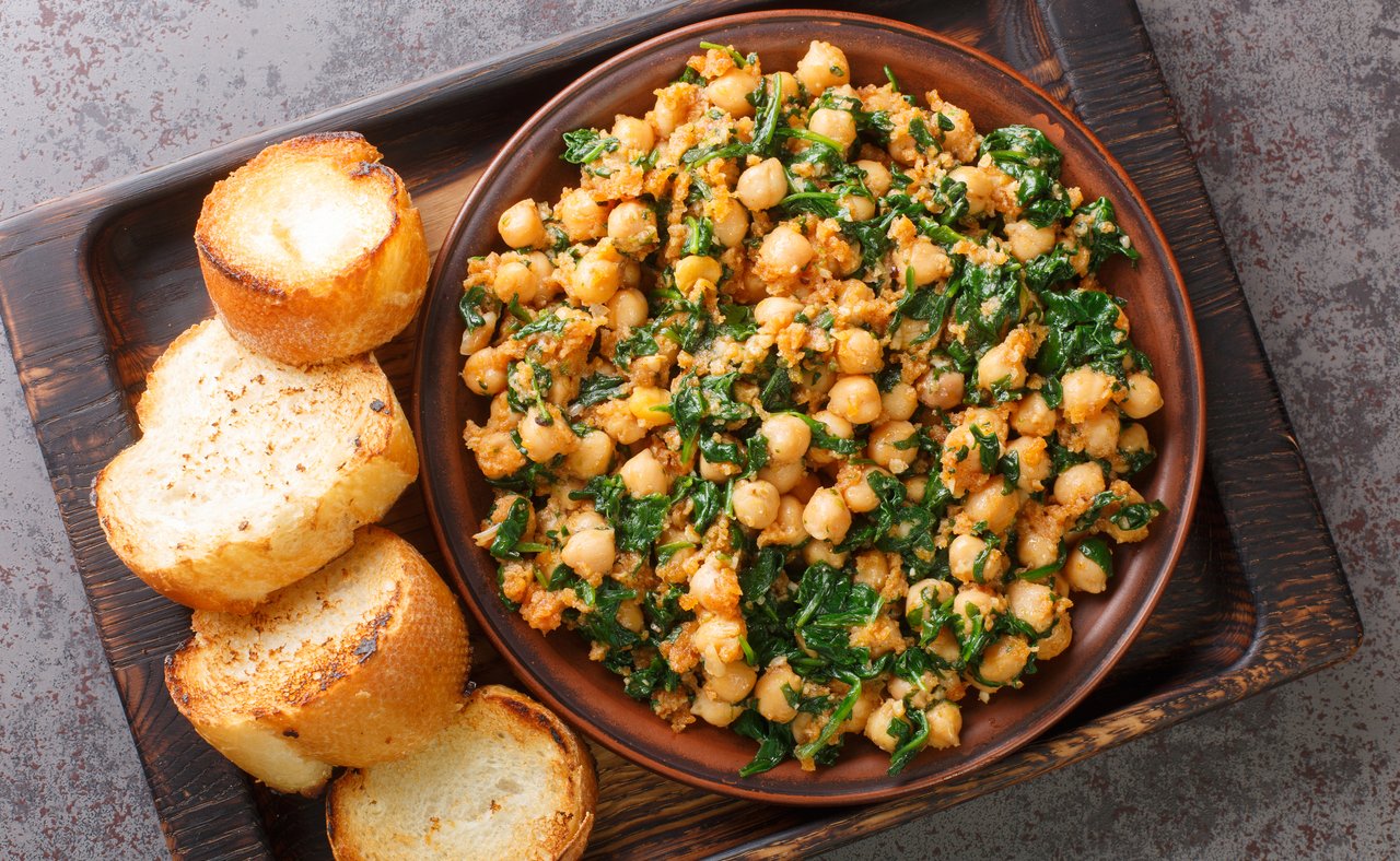 Espinacas con garbanzos served with crusty bread
