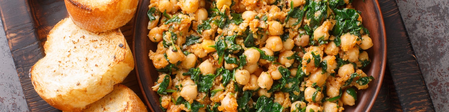 Espinacas con garbanzos served with crusty bread