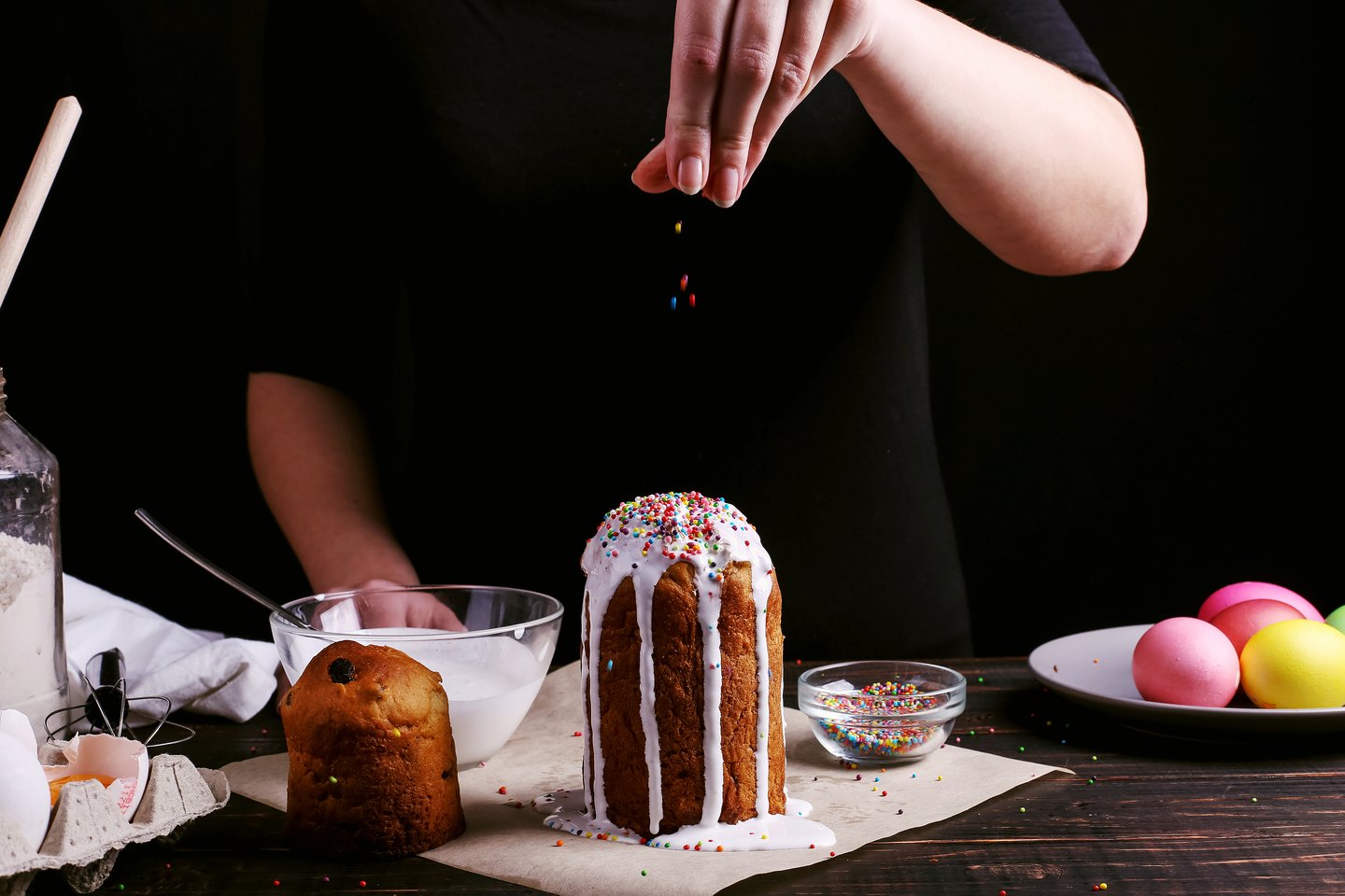 Decorating kulich with white glaze and sprinkles