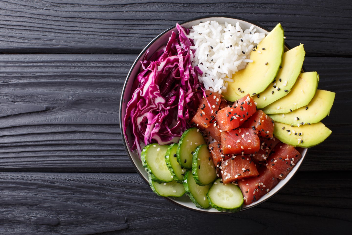 Poke bowl with tuna and vegetables