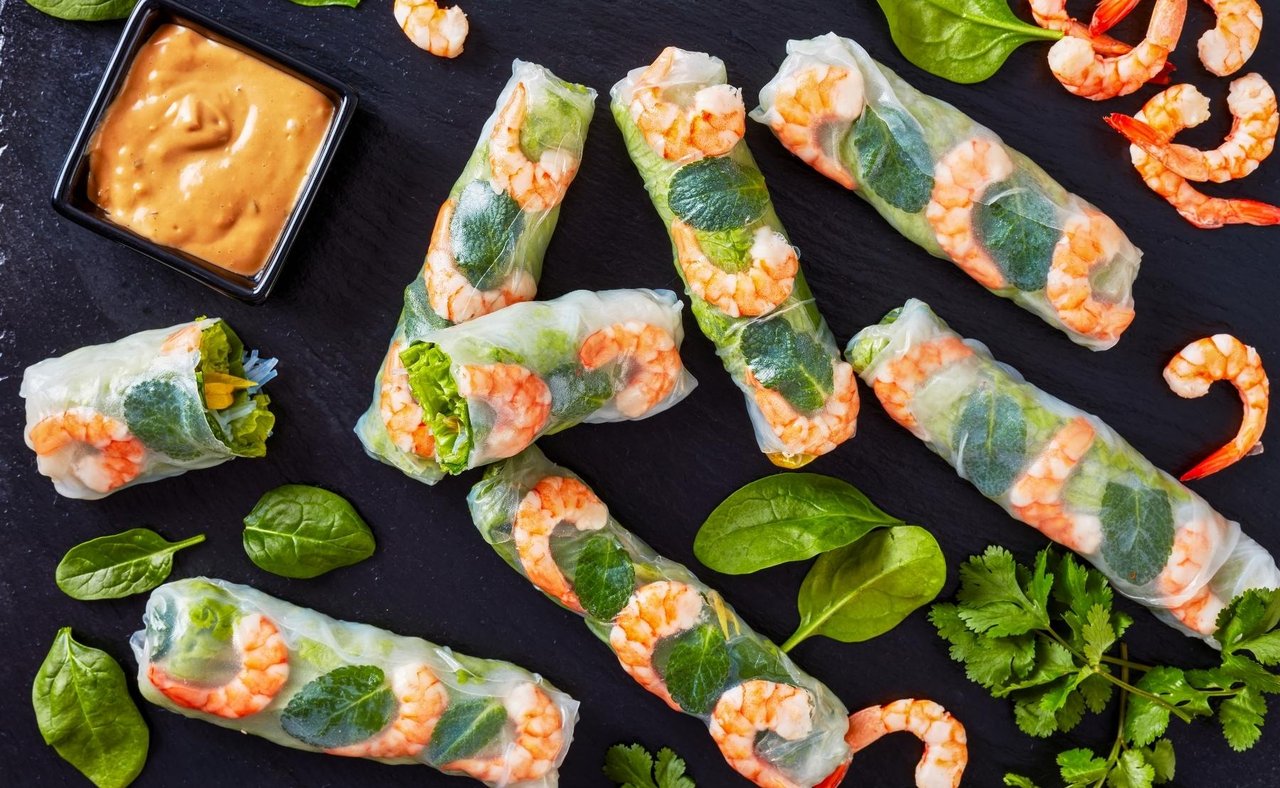 Vietnamese spring rolls with shrimps and peanut sauce