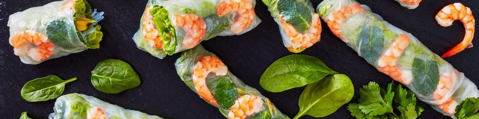 Vietnamese spring rolls with shrimps and peanut sauce