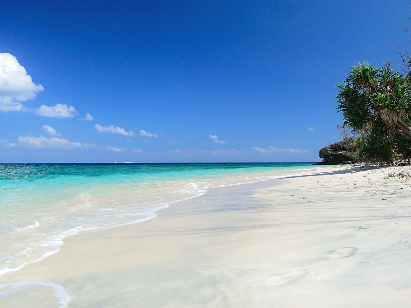A white, sandy beach on Gili Nanggu, Indonesia