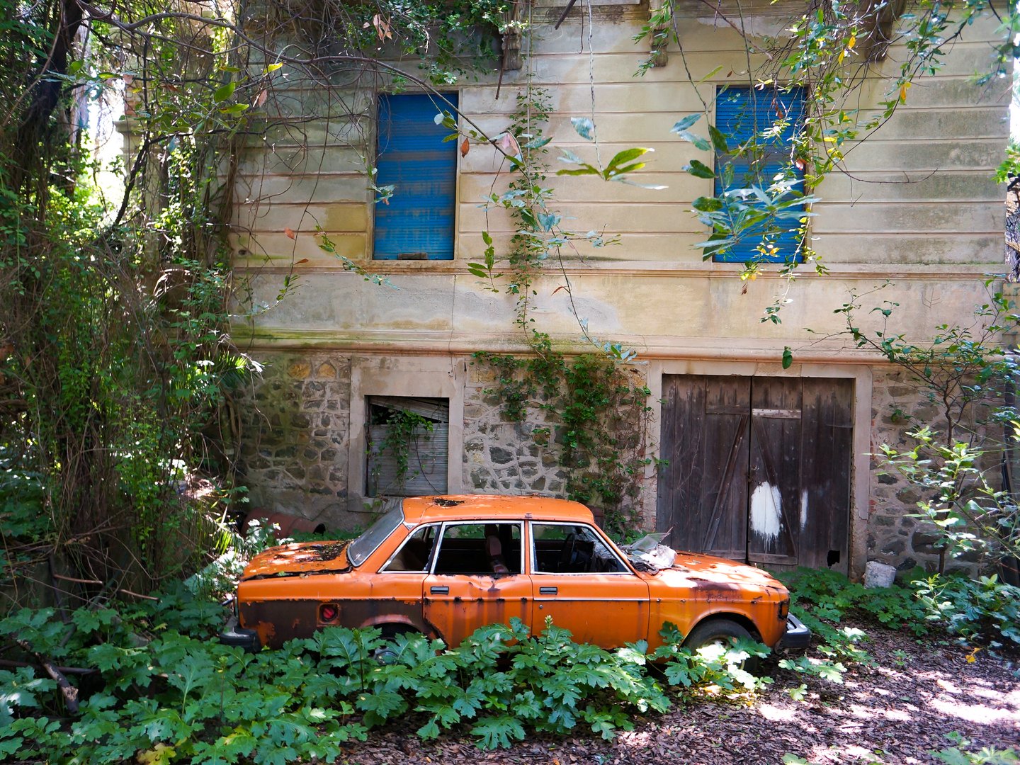 An old, broken-down car in Deiva Marina