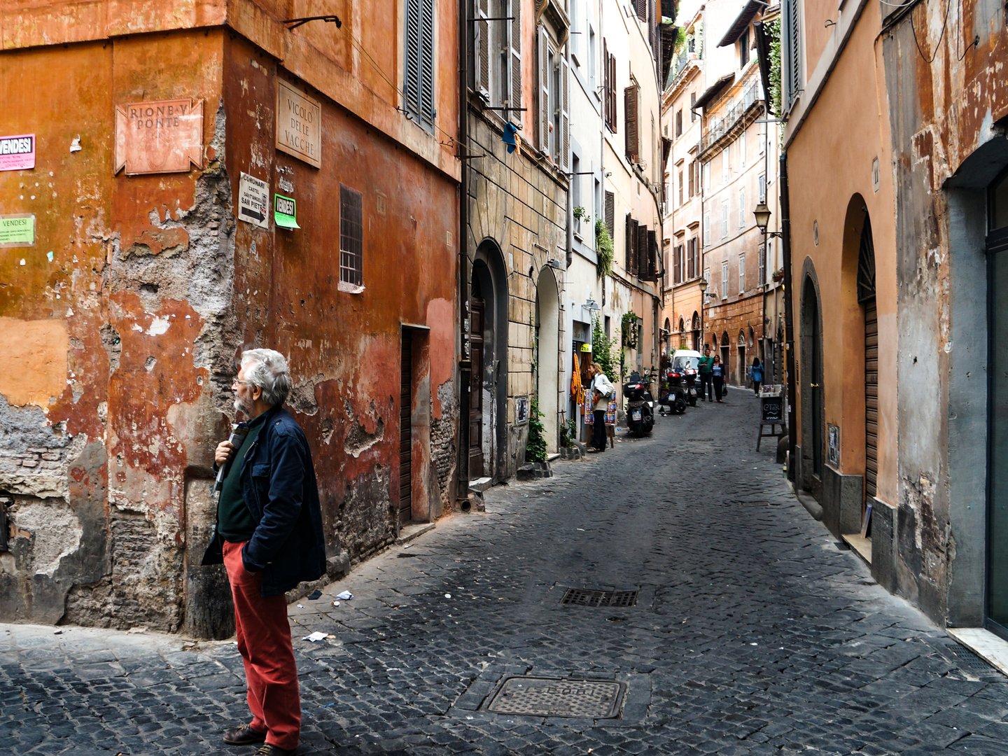 A quiet street in Ponte, Rome
