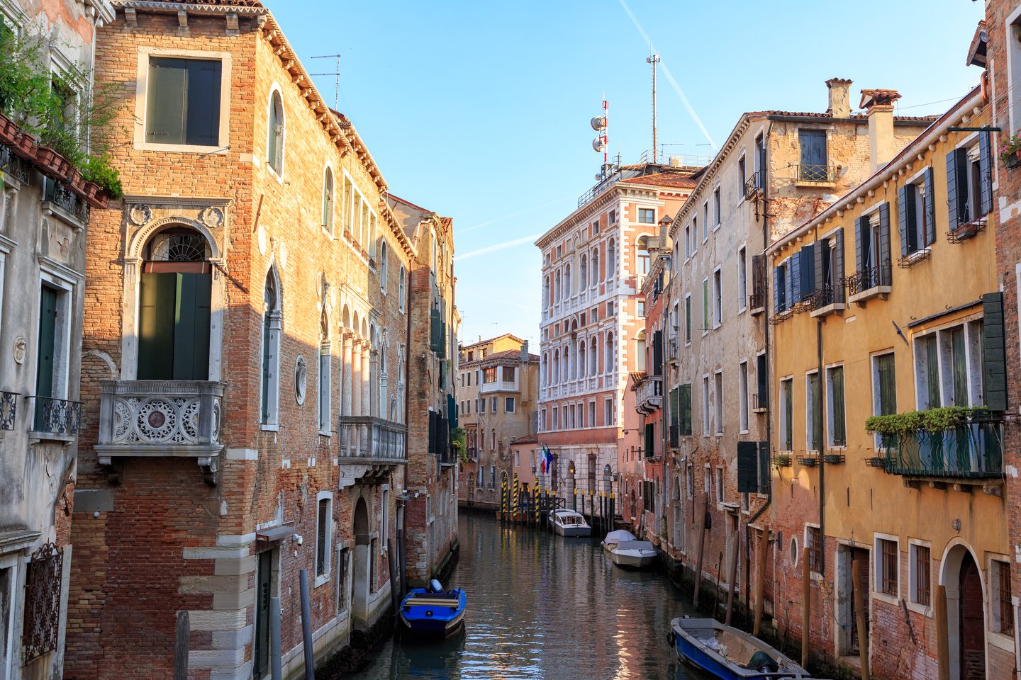 Houses on the banks of the canal Rio di San Polo 
