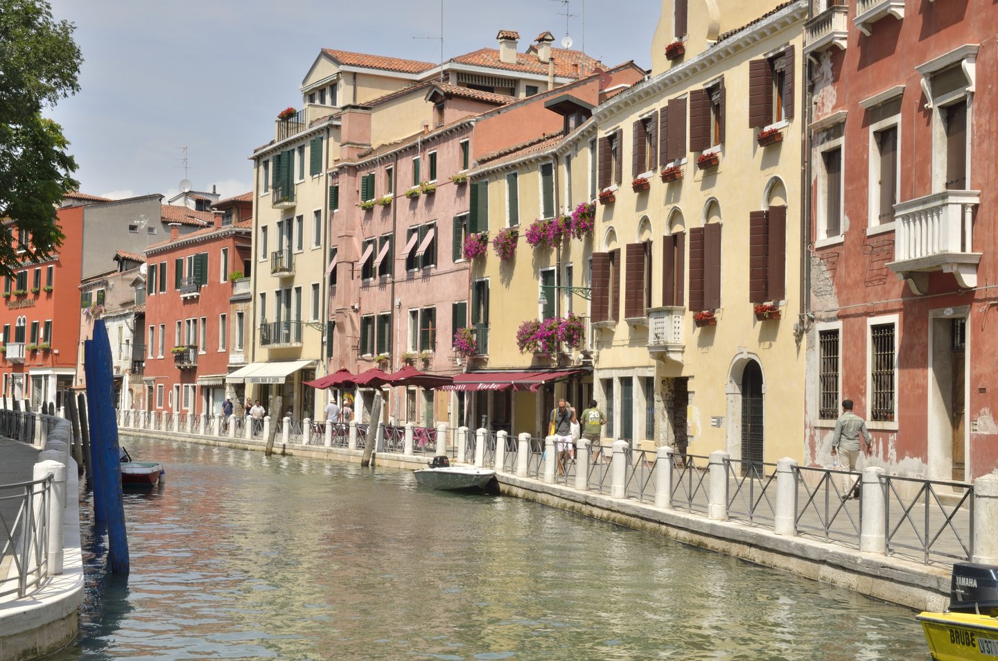 A canal in the Santa Croce neighbourhood lined with pastel-coloured buildings