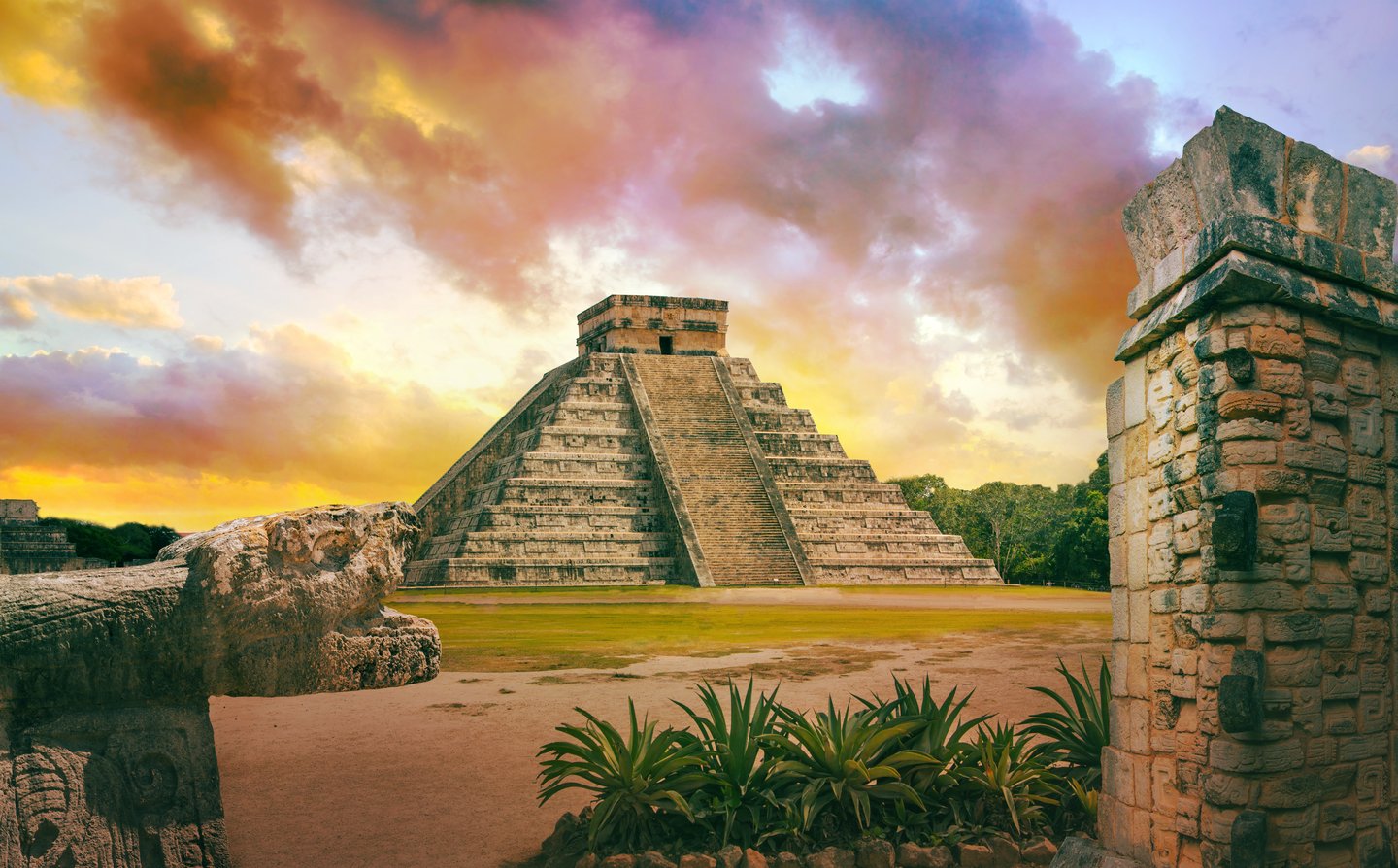 The Mayan pyramid of Kukulcan / El Castillo at sunset