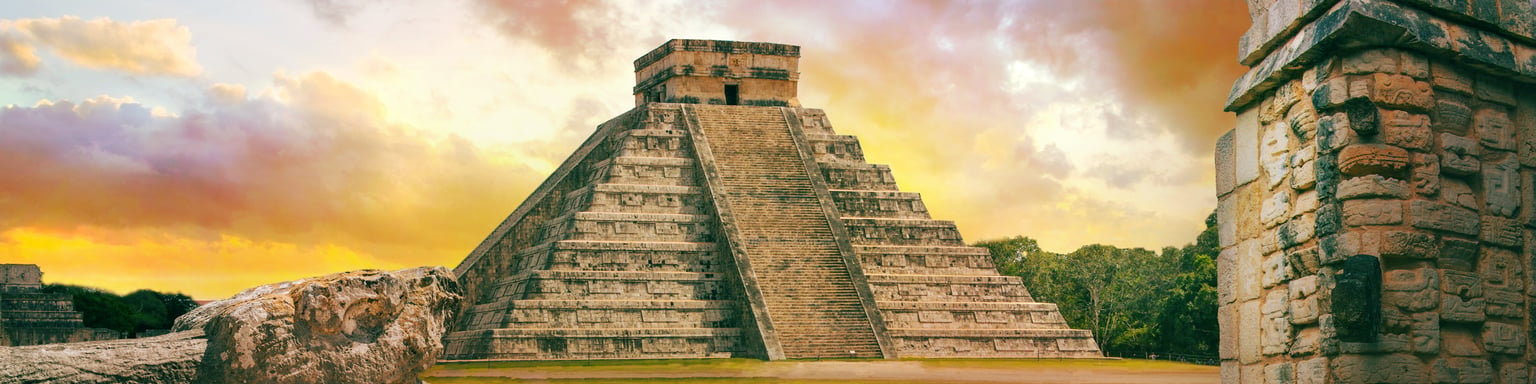 The Mayan pyramid of Kukulcan / El Castillo at sunset