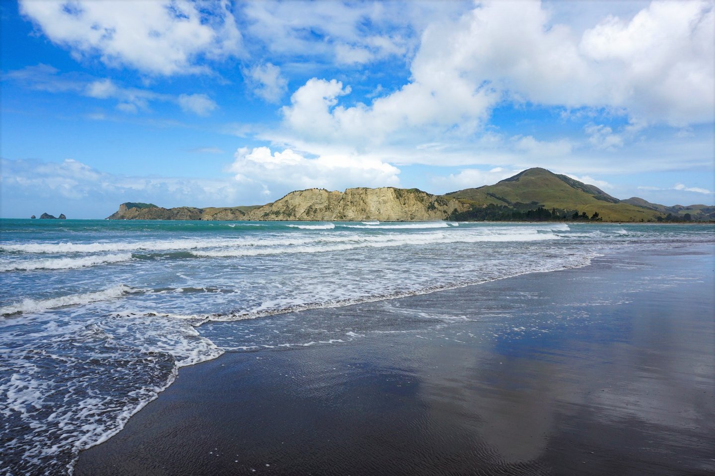 Blue skies and clear water at Tolaga Bay in the East Coast, New Zealand