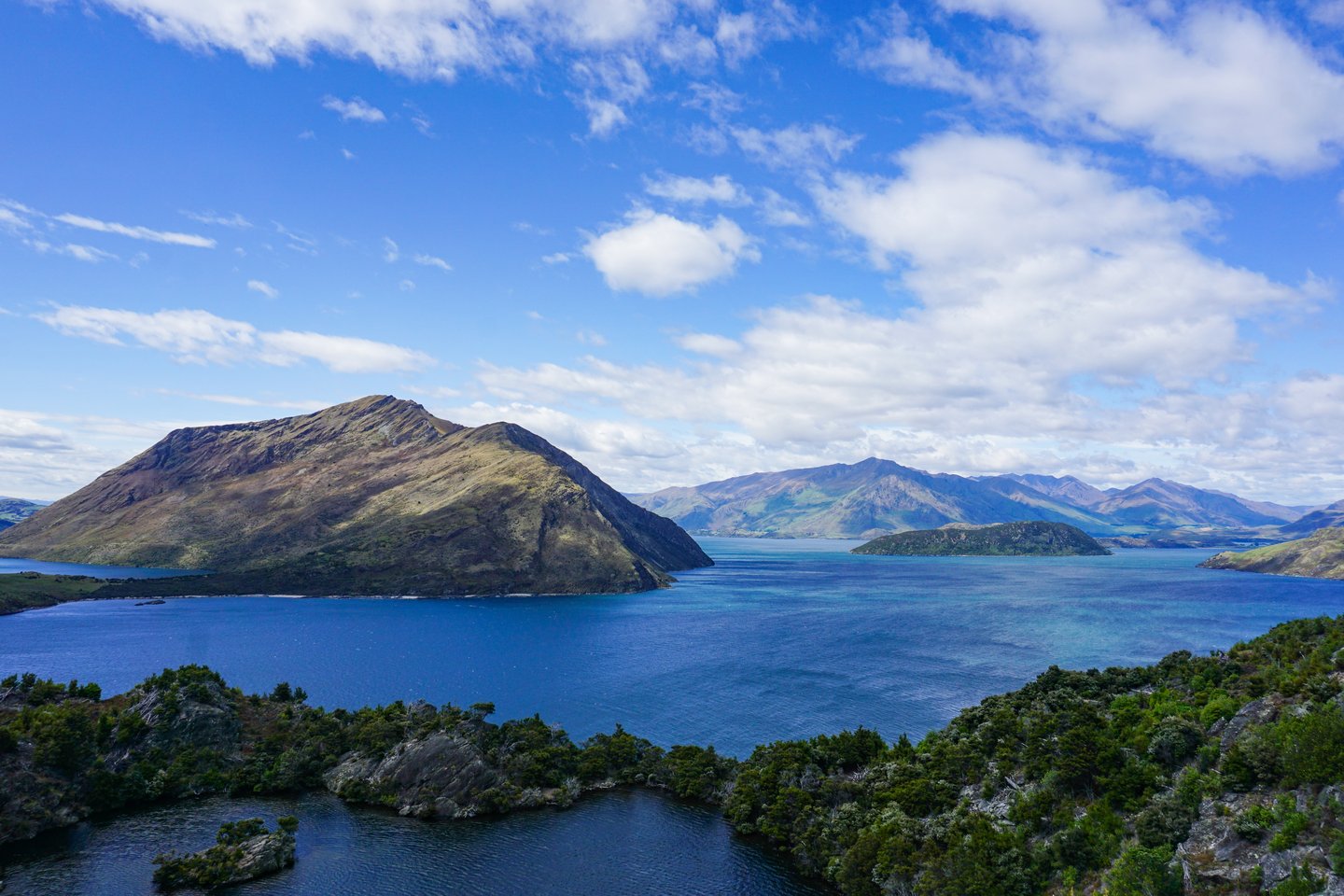 View of Lake Wanaka and surrounding mountains from the viewpoint