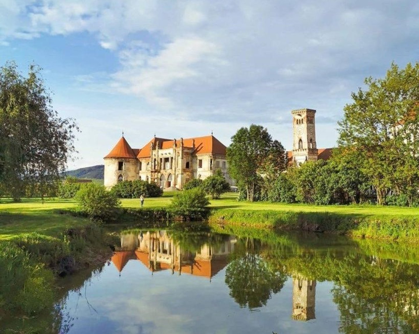 Banffy Castle reflected in a lake