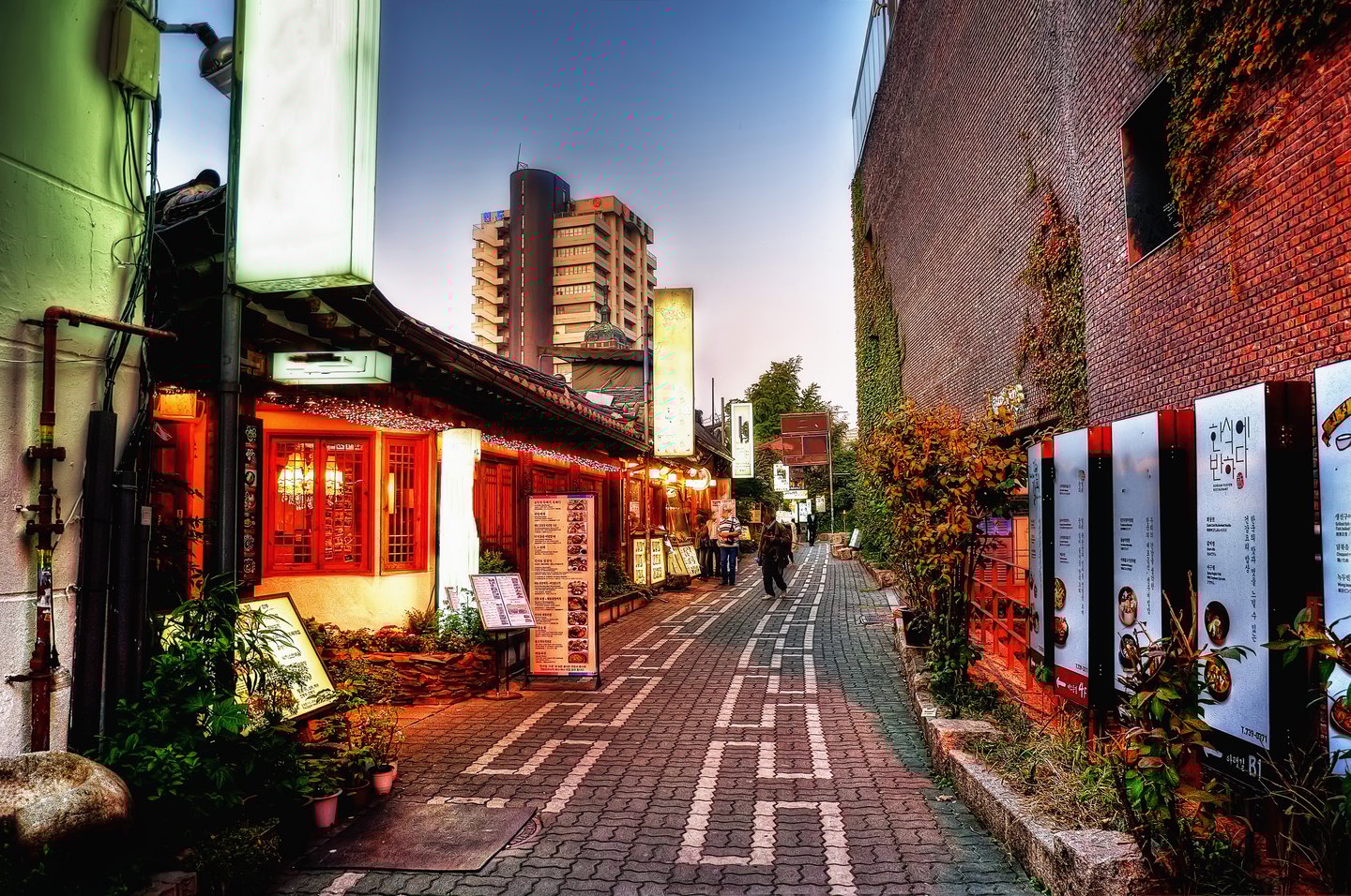 A pathway in Ssamzigil Shopping Center in Insadong, Seoul.